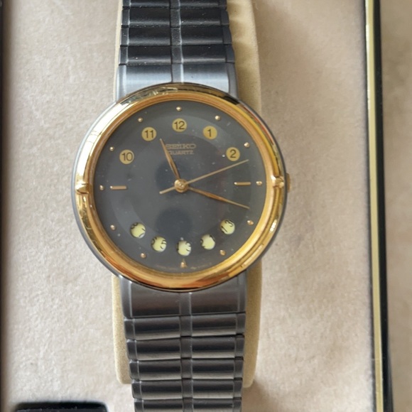 Vintage SEIKO Quartz Black Unisex Watch